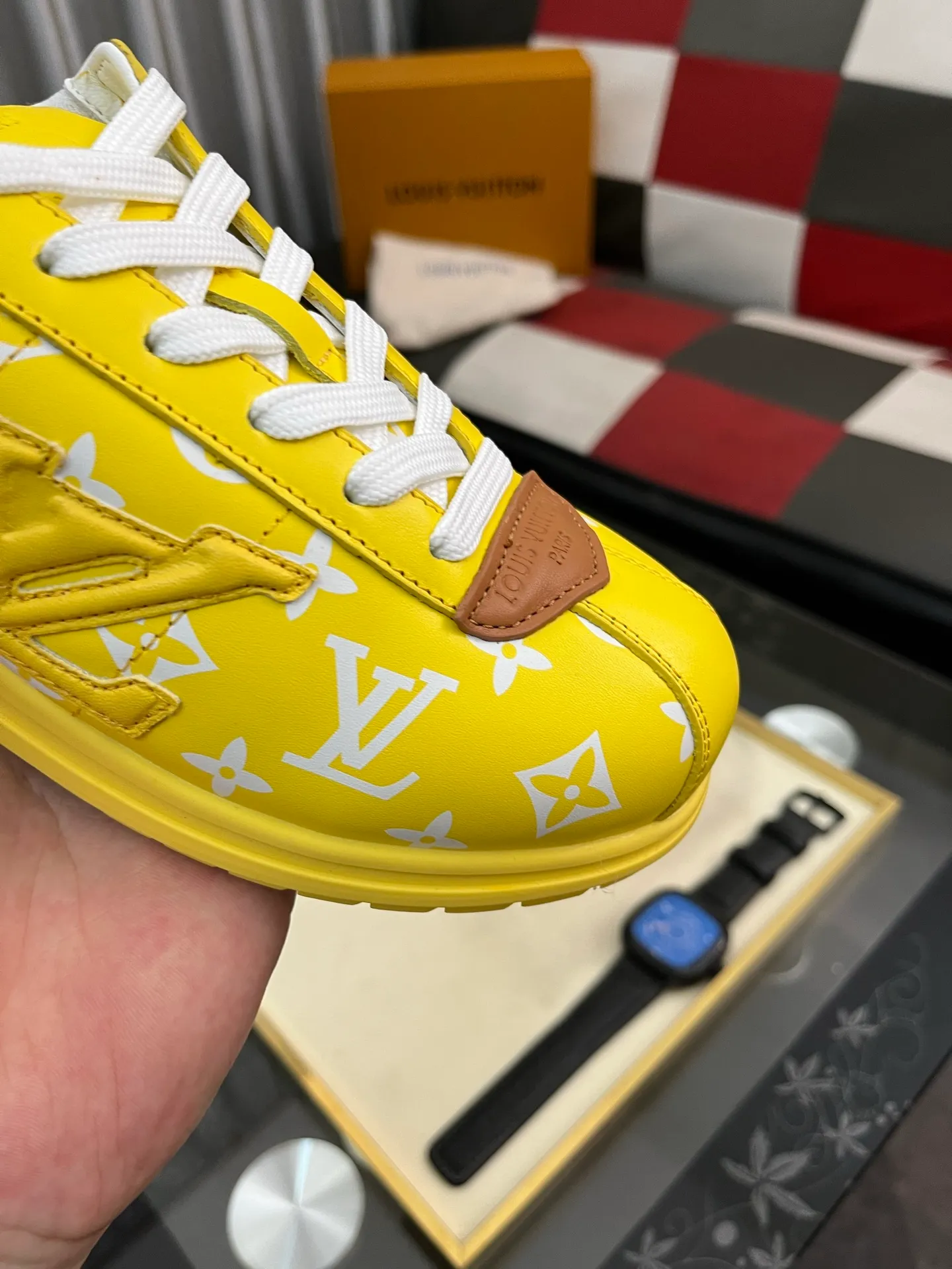 Men's shoes 💰700⌚️⌚️LV TARINE Louis Vuitton x Tyler joint model Donkey brand L family embossed couple style casual sneakers skate shoes original purchase and development This LV Trainer sneaker comes from the Louis Vuitton and Tyler collaboration series. The Monogram pattern and brand logo are transformed into nubuck calf leather embossing and side decoration respectively, witnessing the artist's creative interpretation of classic elements. The deep tones accentuate the complex upper, which requires hours of craftsmanship to complete. Exquisitely packaged at the delivery counter🛍📦 ▪️Fabrics: Original customized first-layer cowhide ▪️Inner lining: Original customized breathable mesh ▪️Outsole: Original open-molded two-color TPU combination outsole ▪️Sole thickness: 3CM ▪️Size: Women's 35-40 / Men's 38-46
